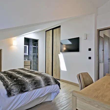 Apartment Renove Avec Aux Pieds, 4 Et Prestations Incluses A - Fr-1-613a-29